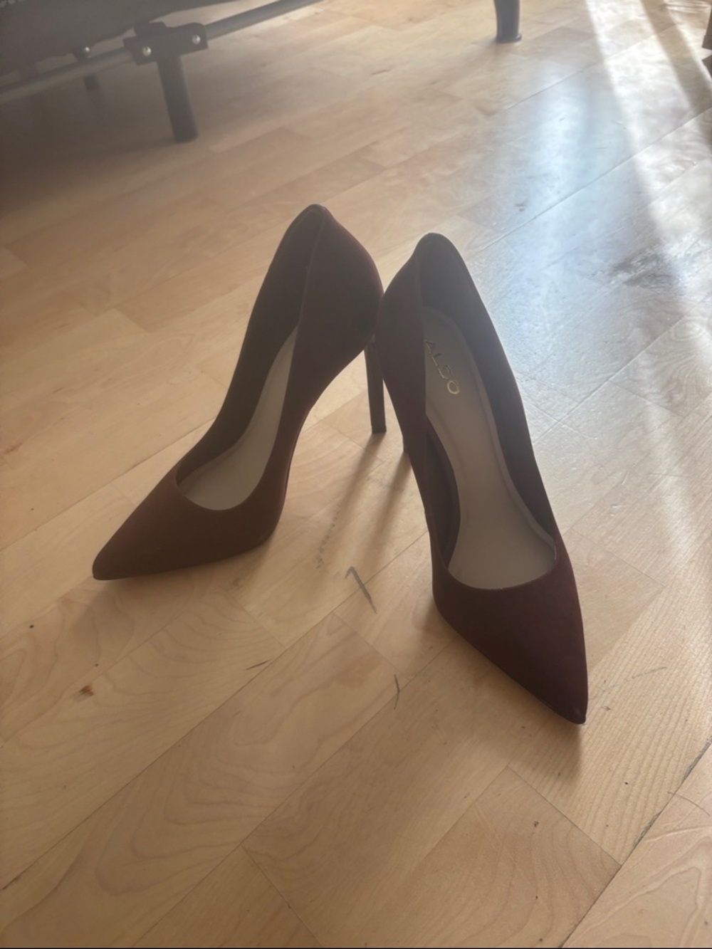 Classic Pointed-Toe High Heel Pumps - Burgundy